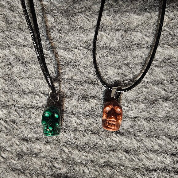 1 skull gemstone/crystal pendant, goldstone or malachite, black cord, new - Picture 2 of 3